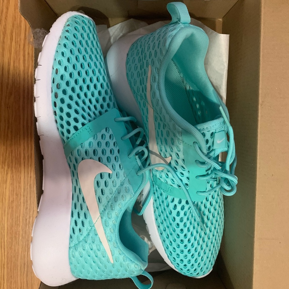 size 7Y nike roshes (fits women’s 9)
